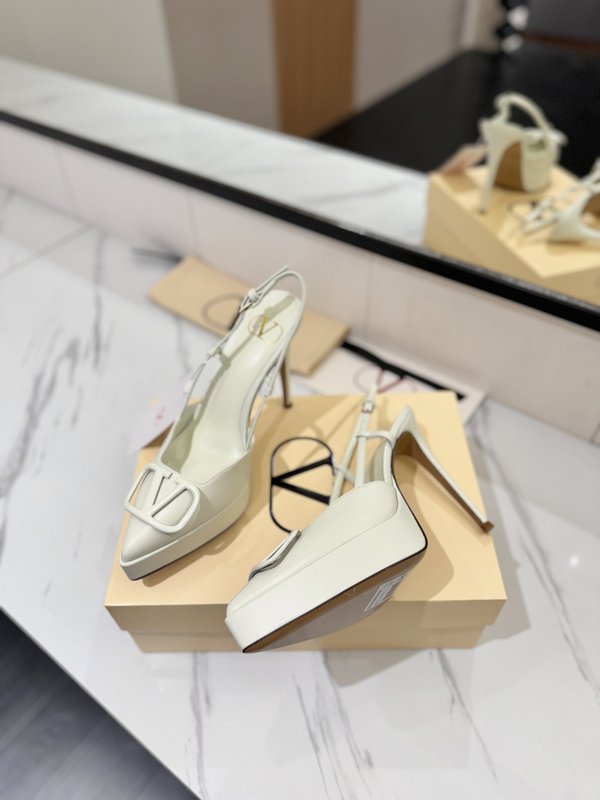 발렌티노 V 로고 메탈 버클 뾰족구두 힐 샌들 001-252672