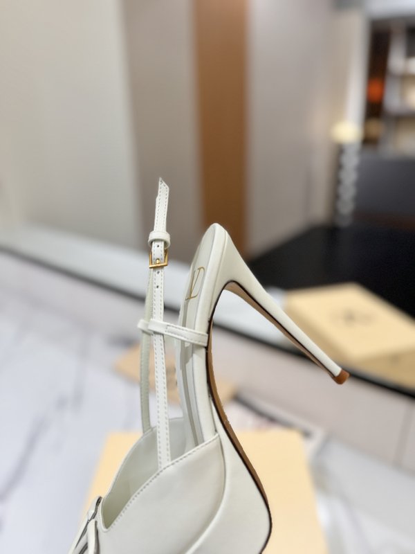 발렌티노 V 로고 메탈 버클 뾰족구두 힐 샌들 001-252672