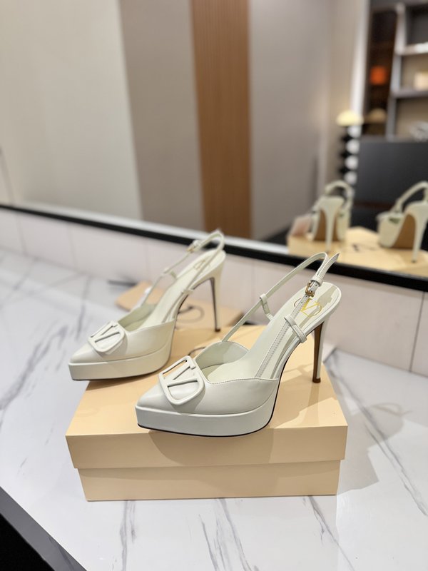 발렌티노 V 로고 메탈 버클 뾰족구두 힐 샌들 001-252672