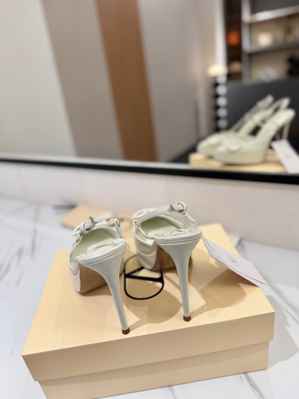 발렌티노 V 로고 메탈 버클 뾰족구두 힐 샌들 001-252672