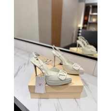 발렌티노 V 로고 메탈 버클 뾰족구두 힐 샌들 001-252672