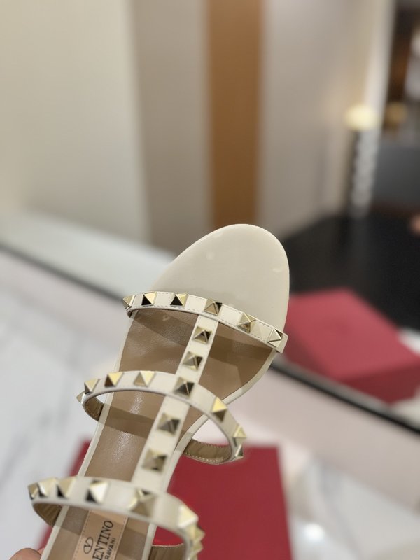 발렌티노 스터드 굽 샌들 001-252677