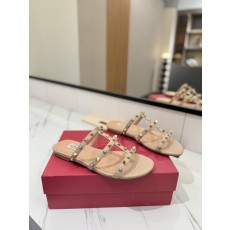 발렌티노 스터드 가죽 플랫 샌들 001-252680