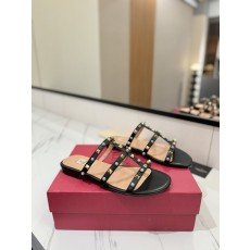 발렌티노 스터드 가죽 플랫 샌들 001-252681