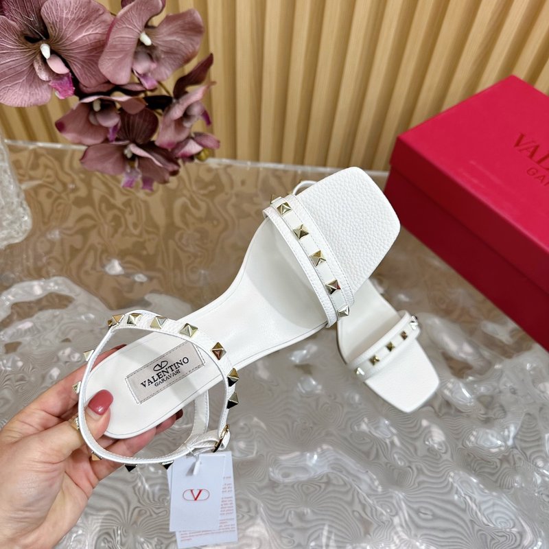 발렌티노 굽높이 리벳 샌들 001-252728
