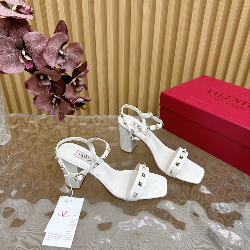 발렌티노 굽높이 리벳 샌들 001-252728