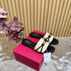 발렌티노 가죽 스트랩 플랫 샌들 001-252731