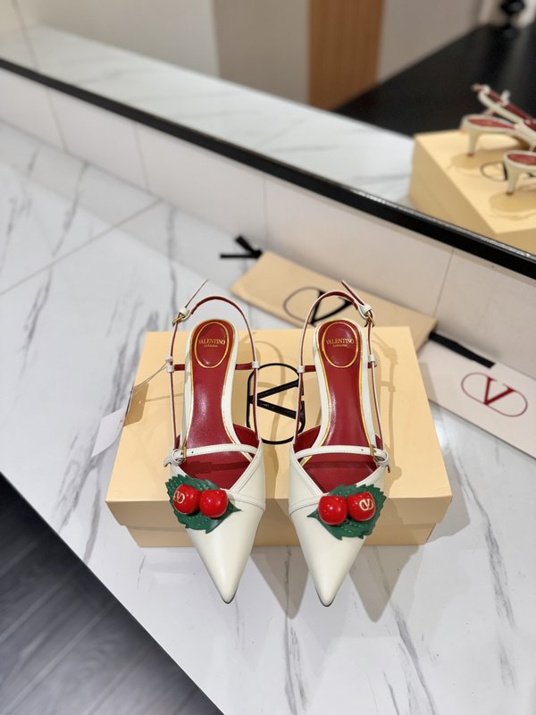 발렌티노 브론즈 V 버클 체리 뾰족구두 샌들 001-252748