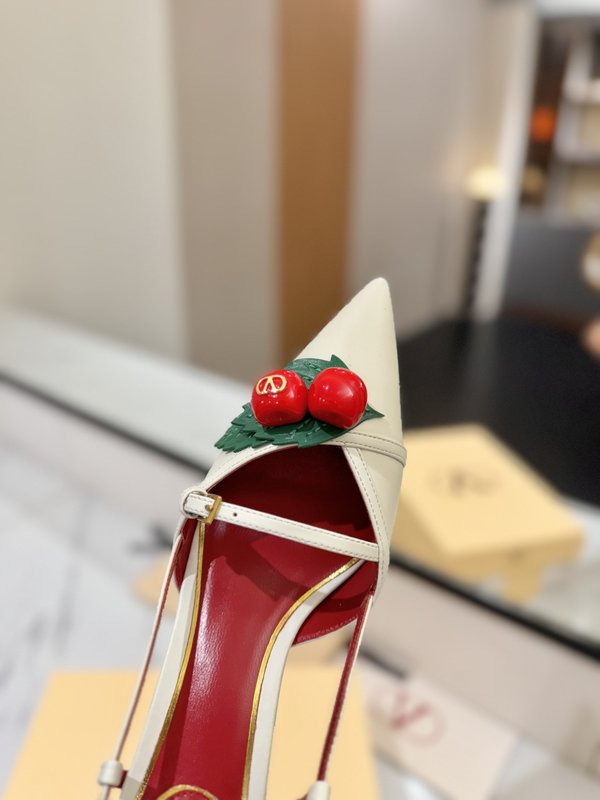 발렌티노 브론즈 V 버클 체리 뾰족구두 샌들 001-252748