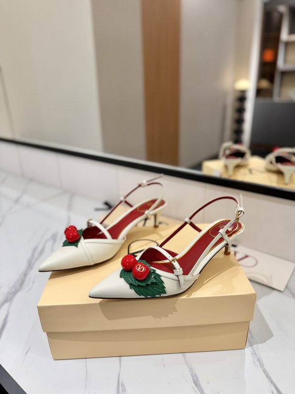 발렌티노 브론즈 V 버클 체리 뾰족구두 샌들 001-252748
