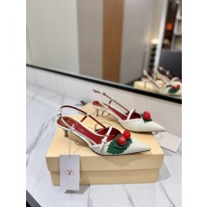발렌티노 브론즈 V 버클 체리 뾰족구두 샌들 001-252748