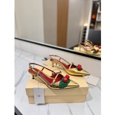발렌티노 브론즈 V 버클 체리 뾰족구두 샌들 001-252749