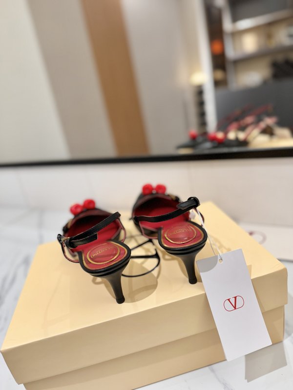 발렌티노 브론즈 V 버클 체리 뾰족 샌들 001-252750