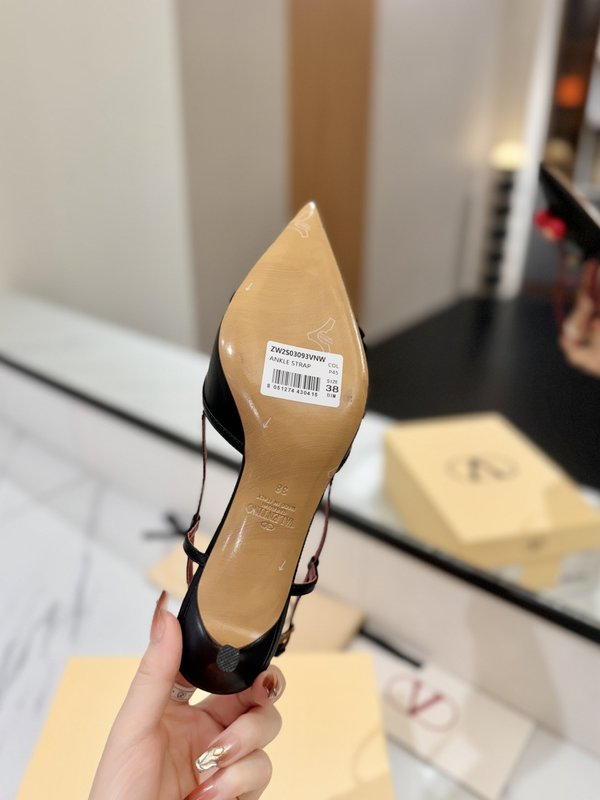 발렌티노 브론즈 V 버클 체리 뾰족 샌들 001-252750