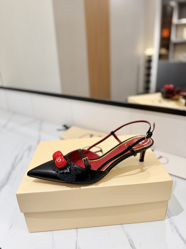 발렌티노 브론즈 V 버클 체리 뾰족 샌들 001-252750