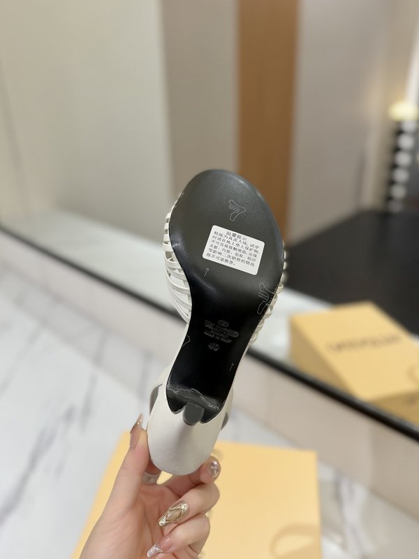 발렌티노 브론즈 V 버클 하트 샌들 001-252752