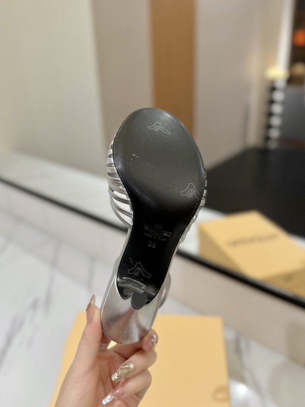 발렌티노 브론즈 V 버클 하트 샌들 001-252753