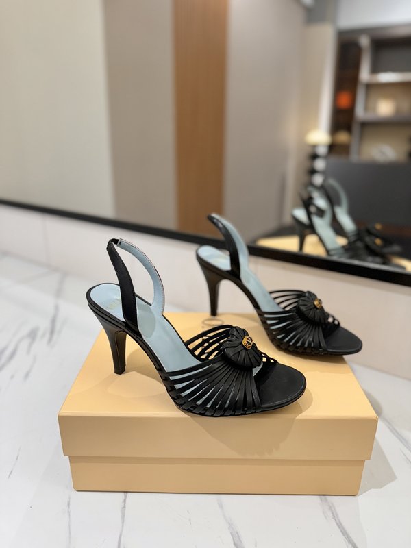 발렌티노 브론즈 V 버클 하트 힐 샌들 001-252754