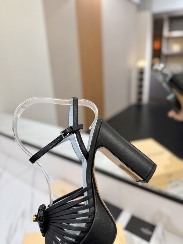 발렌티노 브론즈 V 버클 하트 힐 샌들 001-252756