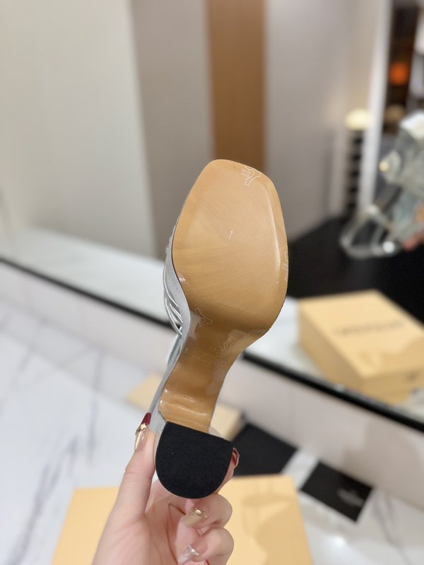 발렌티노 티크 V 버클 하트 힐 샌들 001-252757