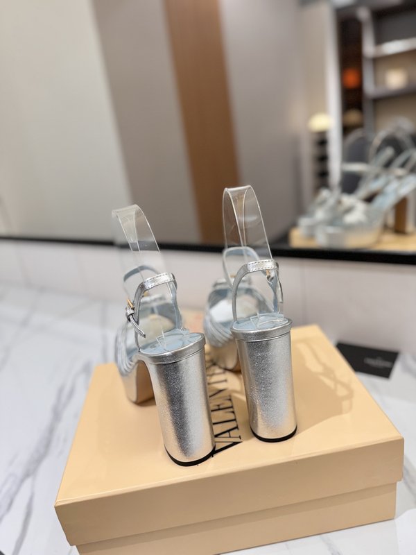발렌티노 티크 V 버클 하트 힐 샌들 001-252757