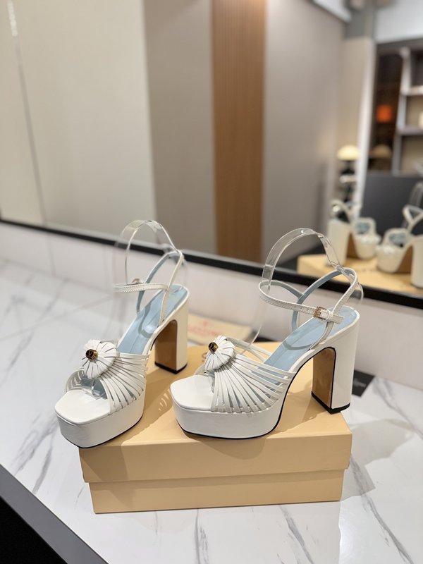 발렌티노 앤크 V 버클 스퀘어 토 하이힐 샌들 001-252758