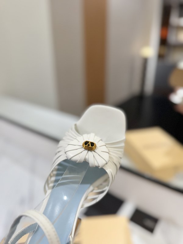 발렌티노 앤크 V 버클 스퀘어 토 하이힐 샌들 001-252758