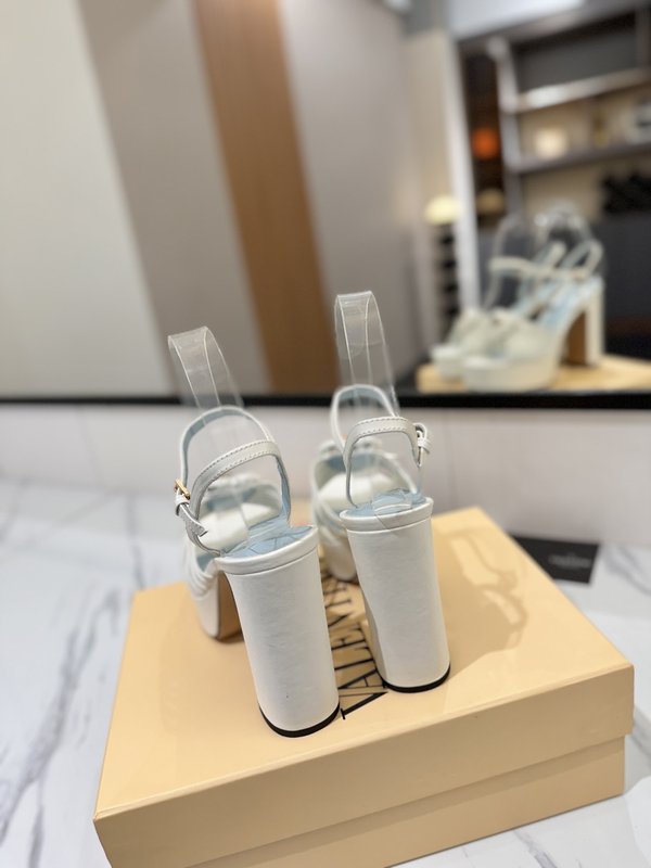 발렌티노 앤크 V 버클 스퀘어 토 하이힐 샌들 001-252758
