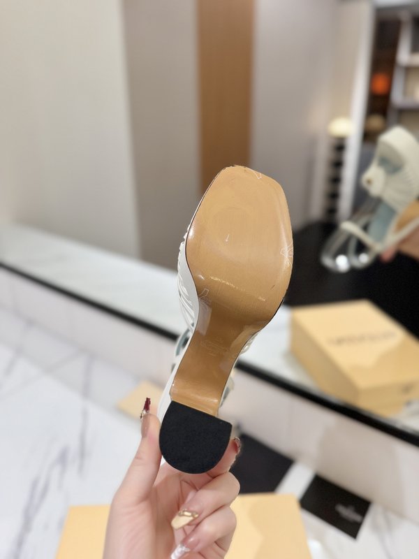 발렌티노 앤크 V 버클 스퀘어 토 하이힐 샌들 001-252758