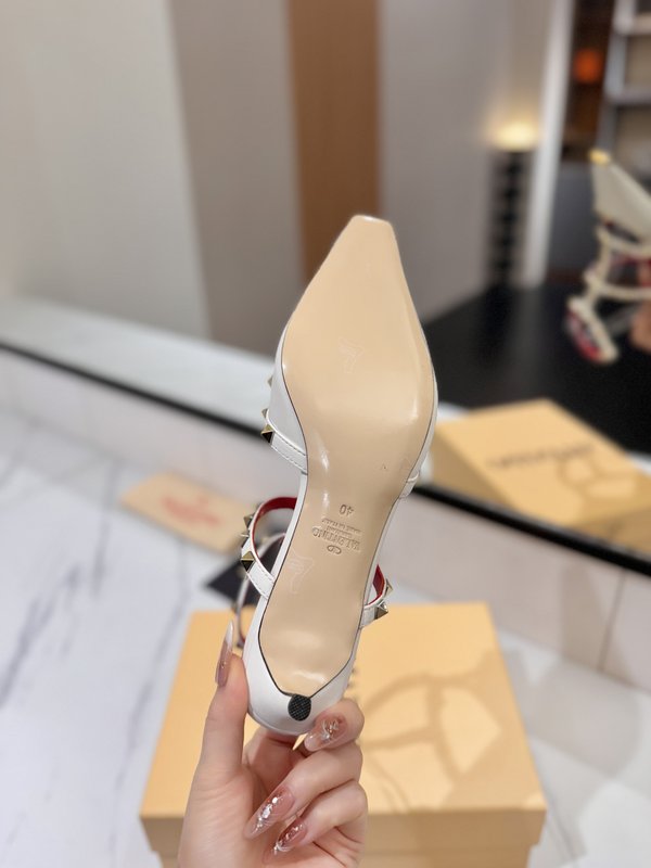 발렌티노 클래식 스터드 앵클 스트랩 샌들 001-252765