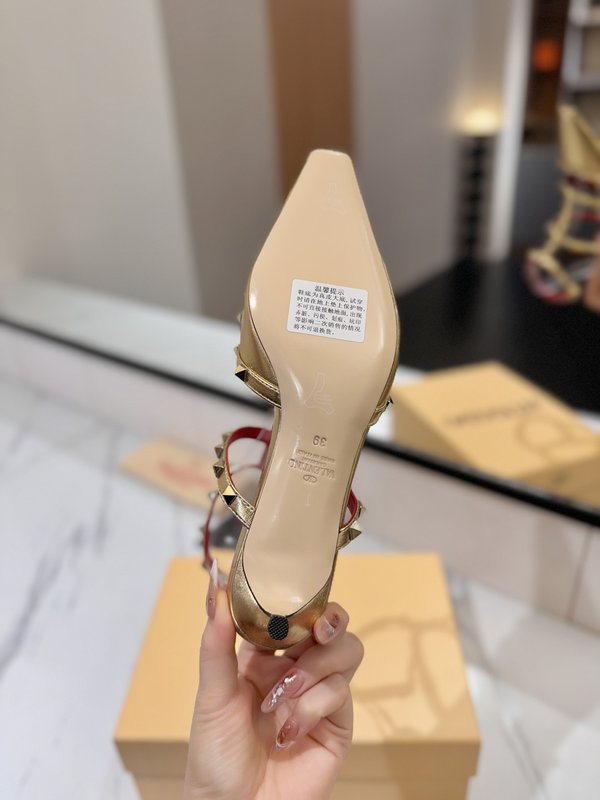발렌티노 스터드 클 스트랩 샌들 001-252767