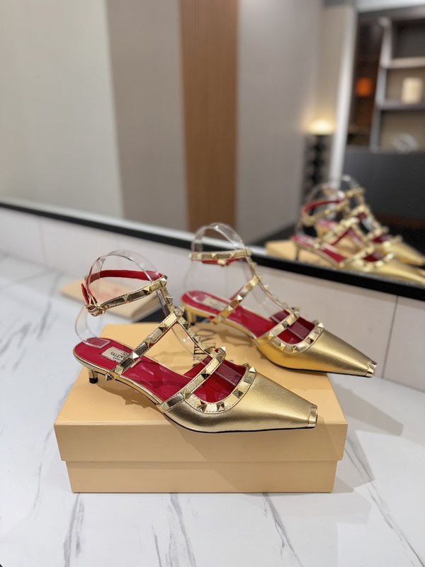발렌티노 스터드 클 스트랩 샌들 001-252767