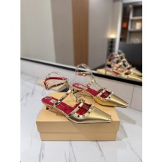 발렌티노 스터드 클 스트랩 샌들 001-252767