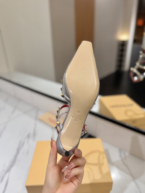 발렌티노 스터드 클 스트랩 샌들 001-252770