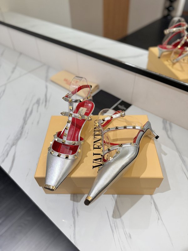 발렌티노 스터드 클 스트랩 샌들 001-252770