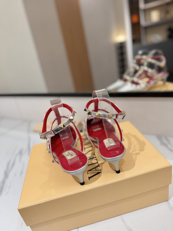 발렌티노 스터드 클 스트랩 샌들 001-252770