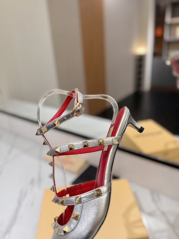 발렌티노 스터드 클 스트랩 샌들 001-252770