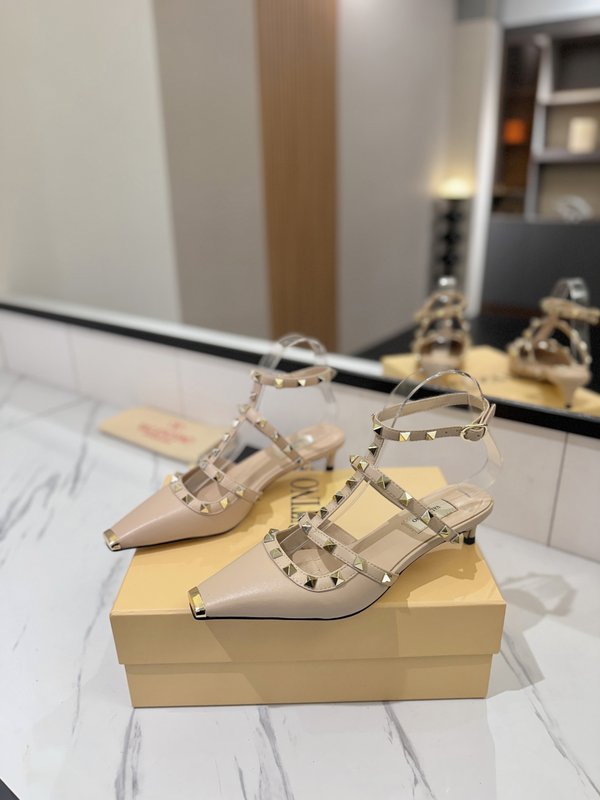 발렌티노 클래식 스터드 앵클 스트랩 샌들 001-252772