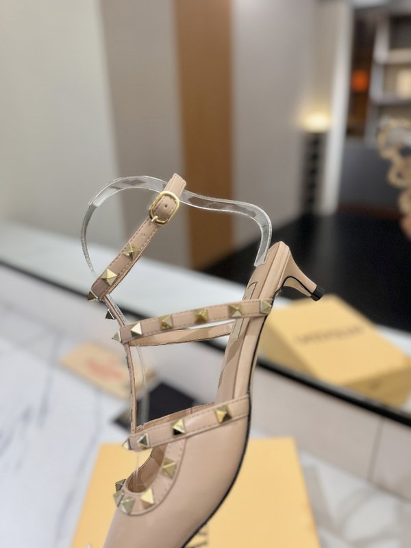 발렌티노 클래식 스터드 앵클 스트랩 샌들 001-252772