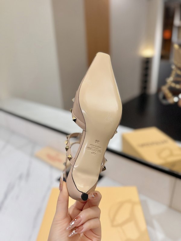 발렌티노 클래식 스터드 앵클 스트랩 샌들 001-252772