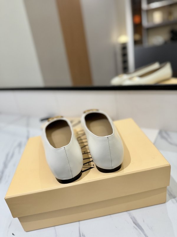 발렌티노 라운드 토 버클 플랫 발레 슈즈 001-252777