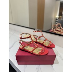 발렌티노 스터드 클 스트랩 샌들 001-252799