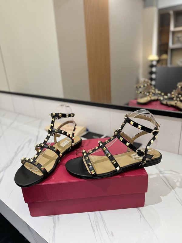 발렌티노 클래식 스터드 앵클 스트랩 샌들 001-252800