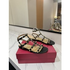발렌티노 클래식 스터드 앵클 스트랩 샌들 001-252800