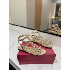 발렌티노 클래식 스터드 앵클 스트랩 샌들 001-252801