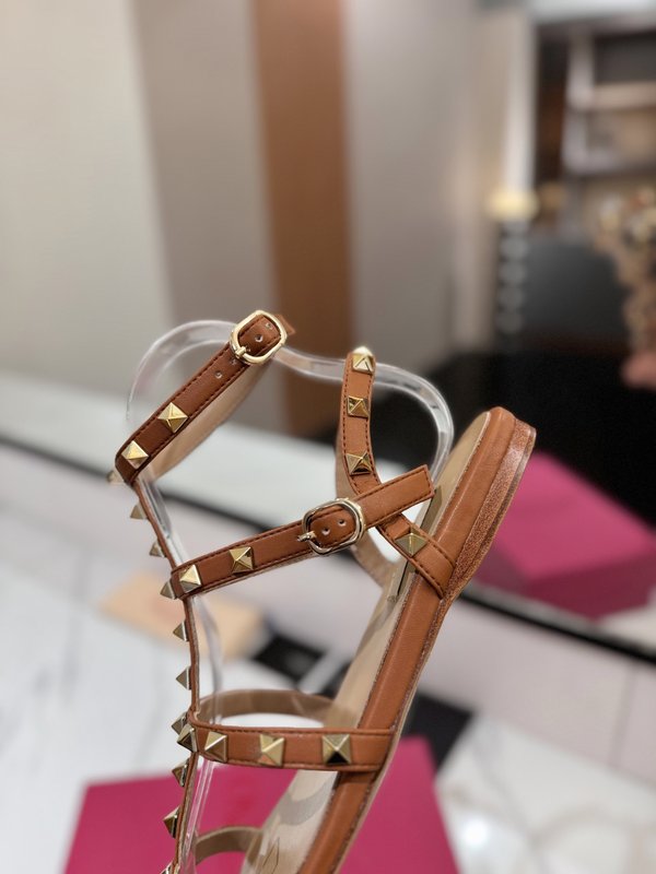 발렌티노 클래식 스터드 앵클 스트랩 샌들 001-252802