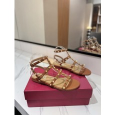 발렌티노 클래식 스터드 앵클 스트랩 샌들 001-252802