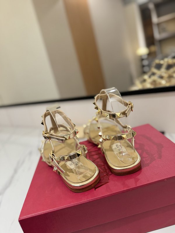 발렌티노 클래식 스터드 앵클 스트랩 샌들 001-252805
