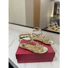 발렌티노 클래식 스터드 앵클 스트랩 샌들 001-252805