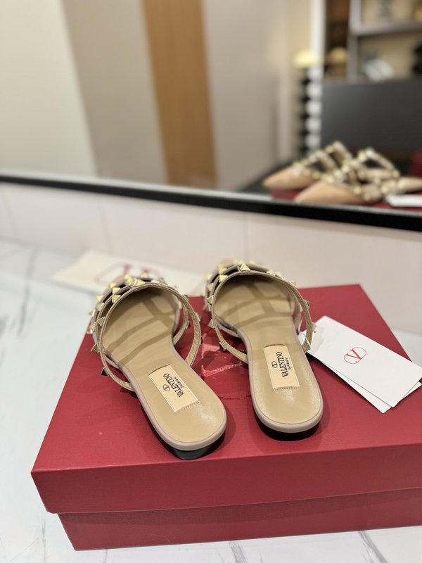 발렌티노 스터드 플랫 뾰족한 토 페이퍼 가죽 슬리퍼 001-252806